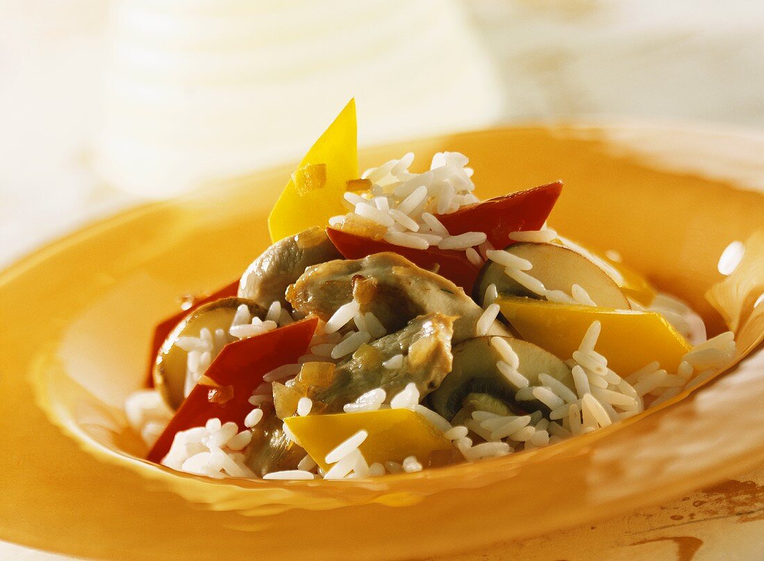 Pan-cooked rice dish with turkey, peppers and mushrooms
