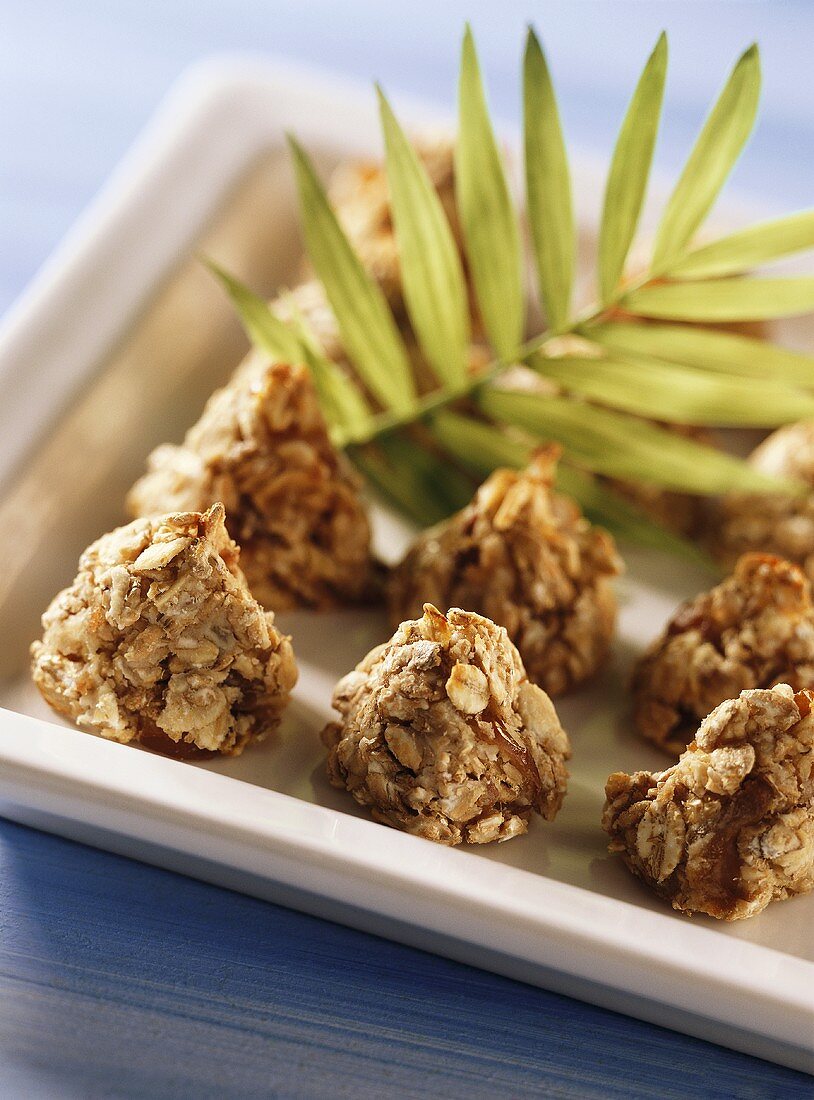 Date macaroons with rolled oats