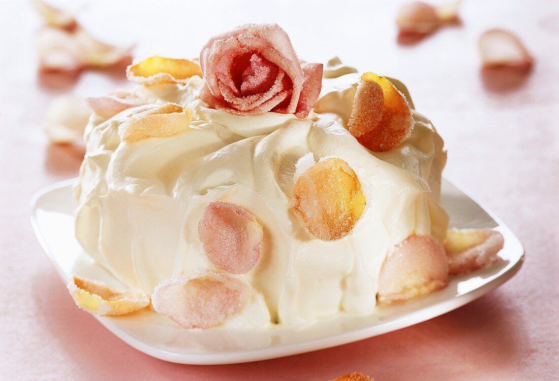 White chocolate gateau with candied roses