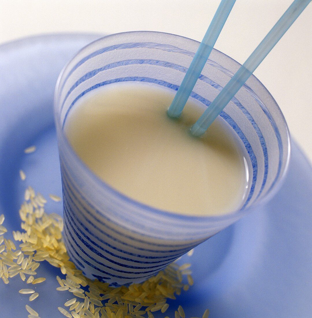 Reisdrink im Glas mit Strohhalmen