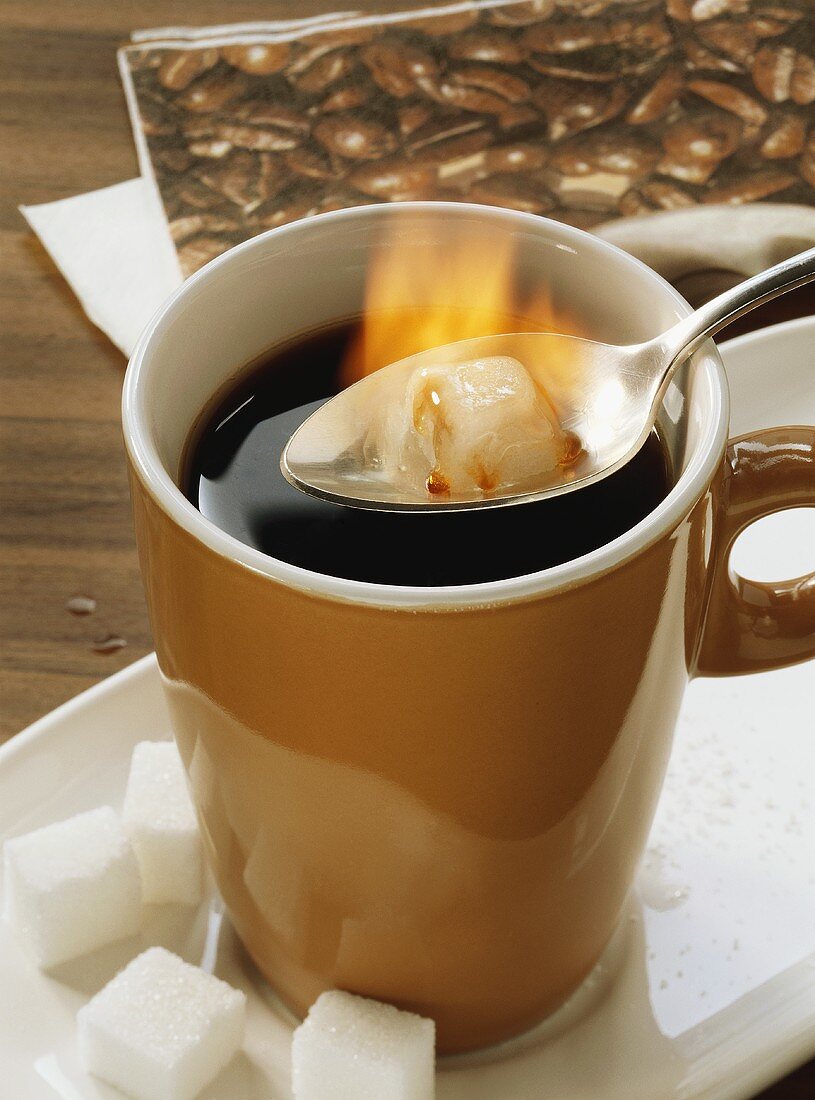 Café Royal: schwarzer Kaffee mit flambiertem Würfelzucker