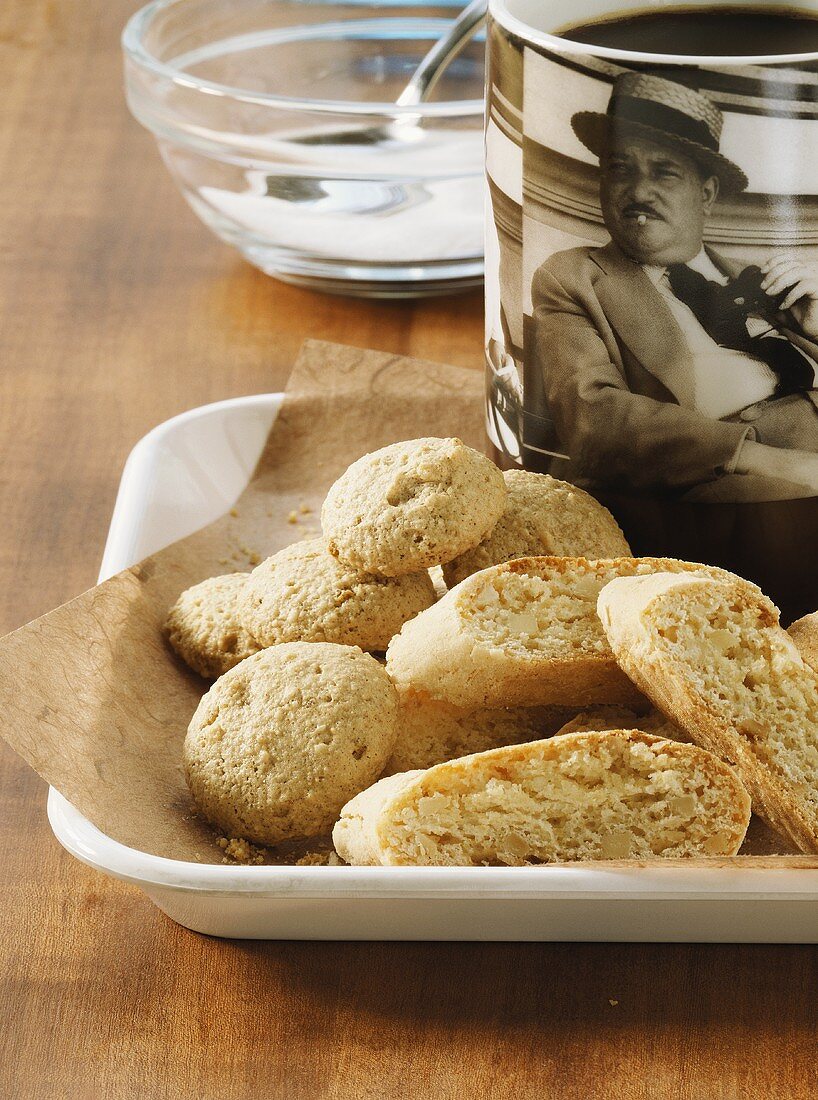 Amaretti und Cantuccini (Mandelgebäck aus Italien) zum Kaffee