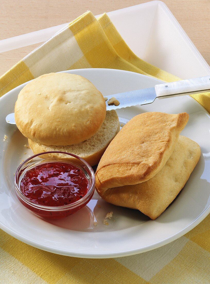 Hamburgerbrötchen und Partybrötchen mit Marmelade