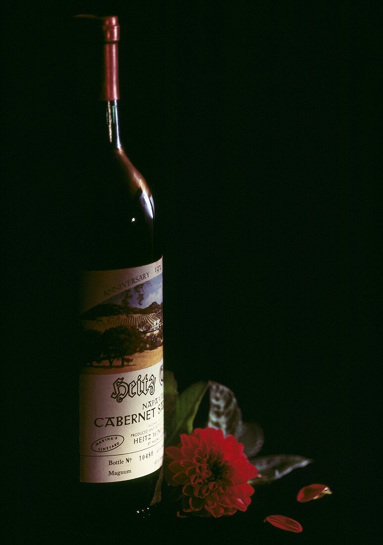 Eine Flasche Cabernet Sauvignon Heitz Martha's Vineyard 1974
