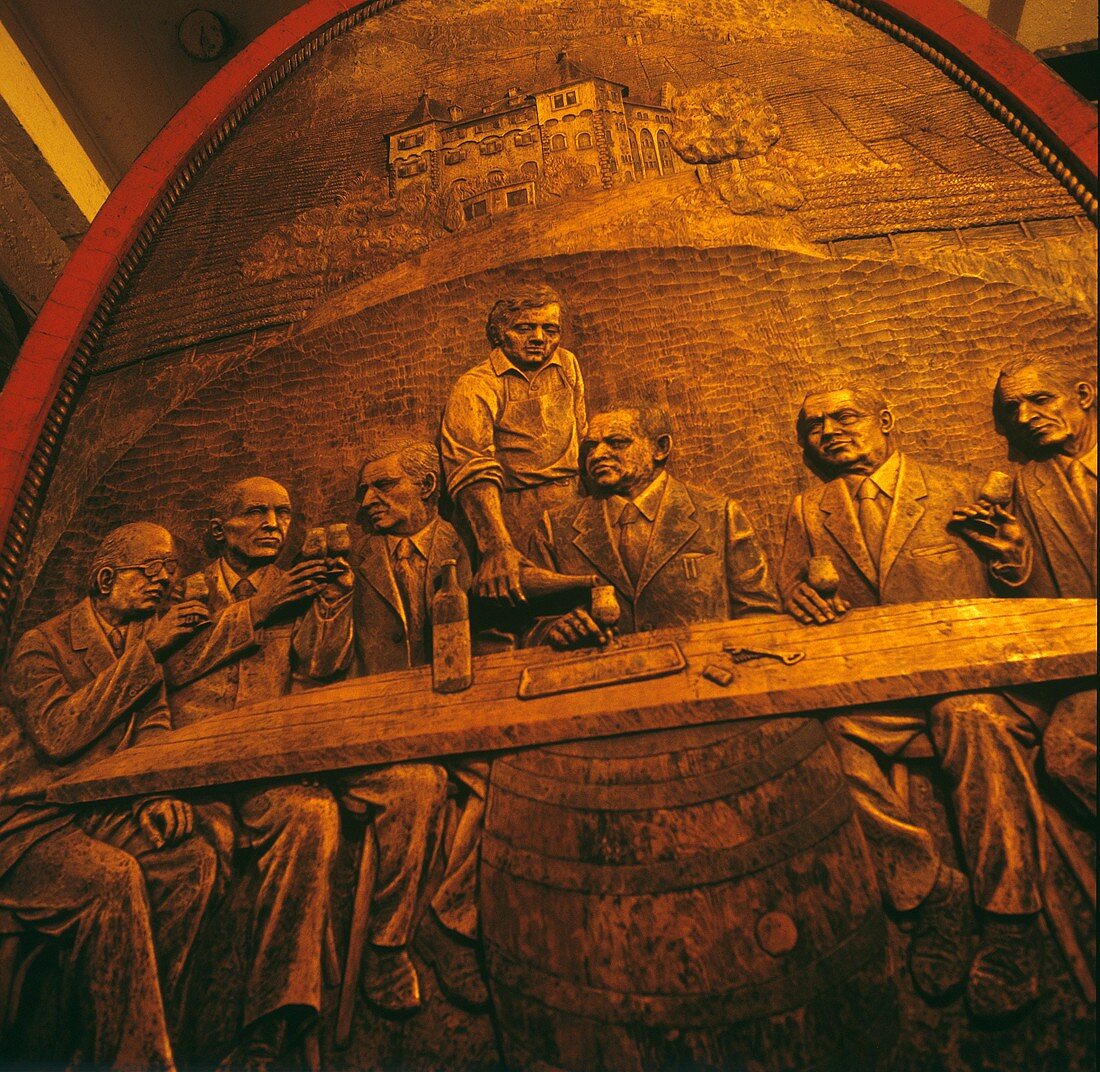Kunstvoll verziertes Weinfass im Weingut St. Michael, Eppan