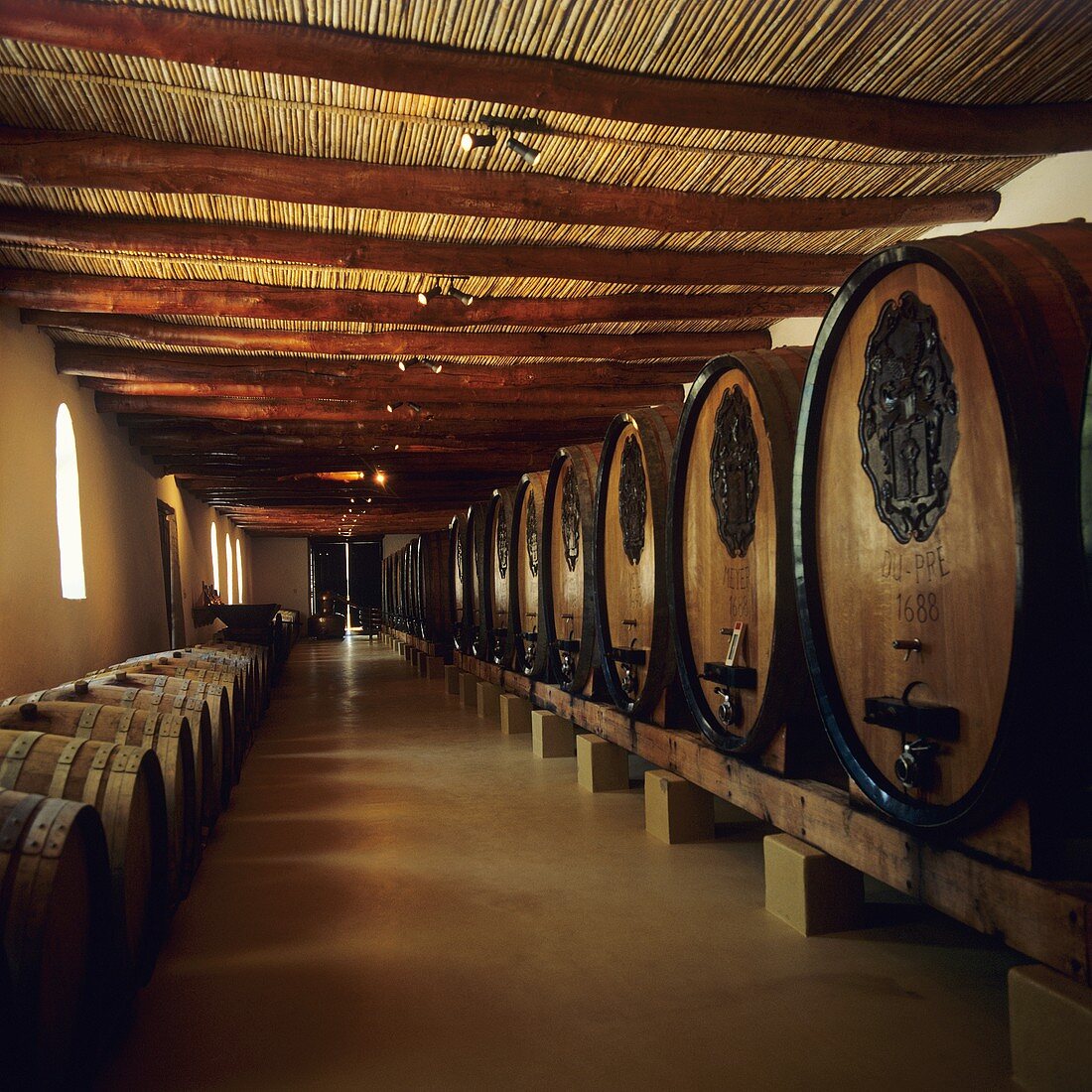 Weinfässer des Weinguts L'Ormarins, Franschhoek, Südafrika