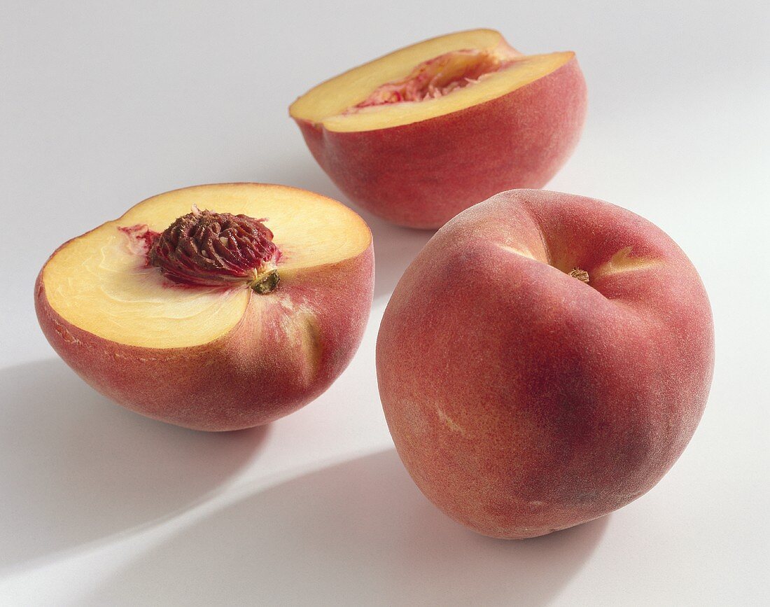 Peaches (Prunus persica), variety ‘Diamond Princess’