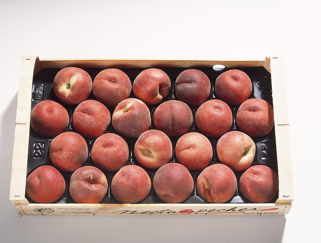 Peaches (Prunus persica), variety ‘Vermeil’, in crate