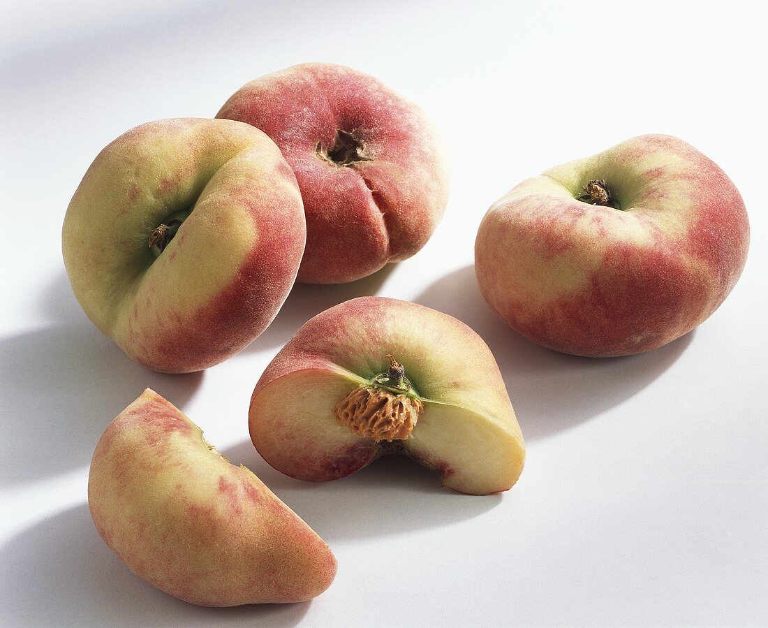 Peaches (Prunus persica), variety 'Pesche platicarpa'