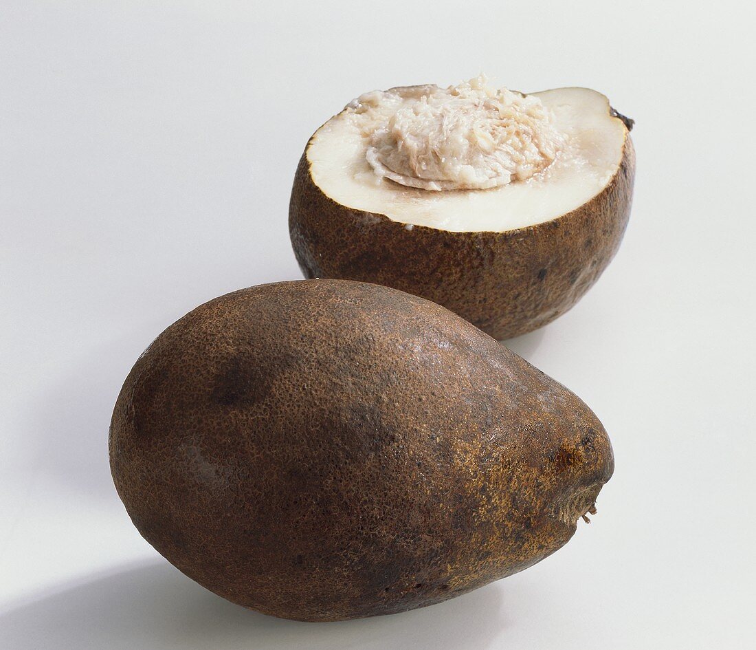 Wani (Mangifera kemanga caesia), ganz und angeschnitten