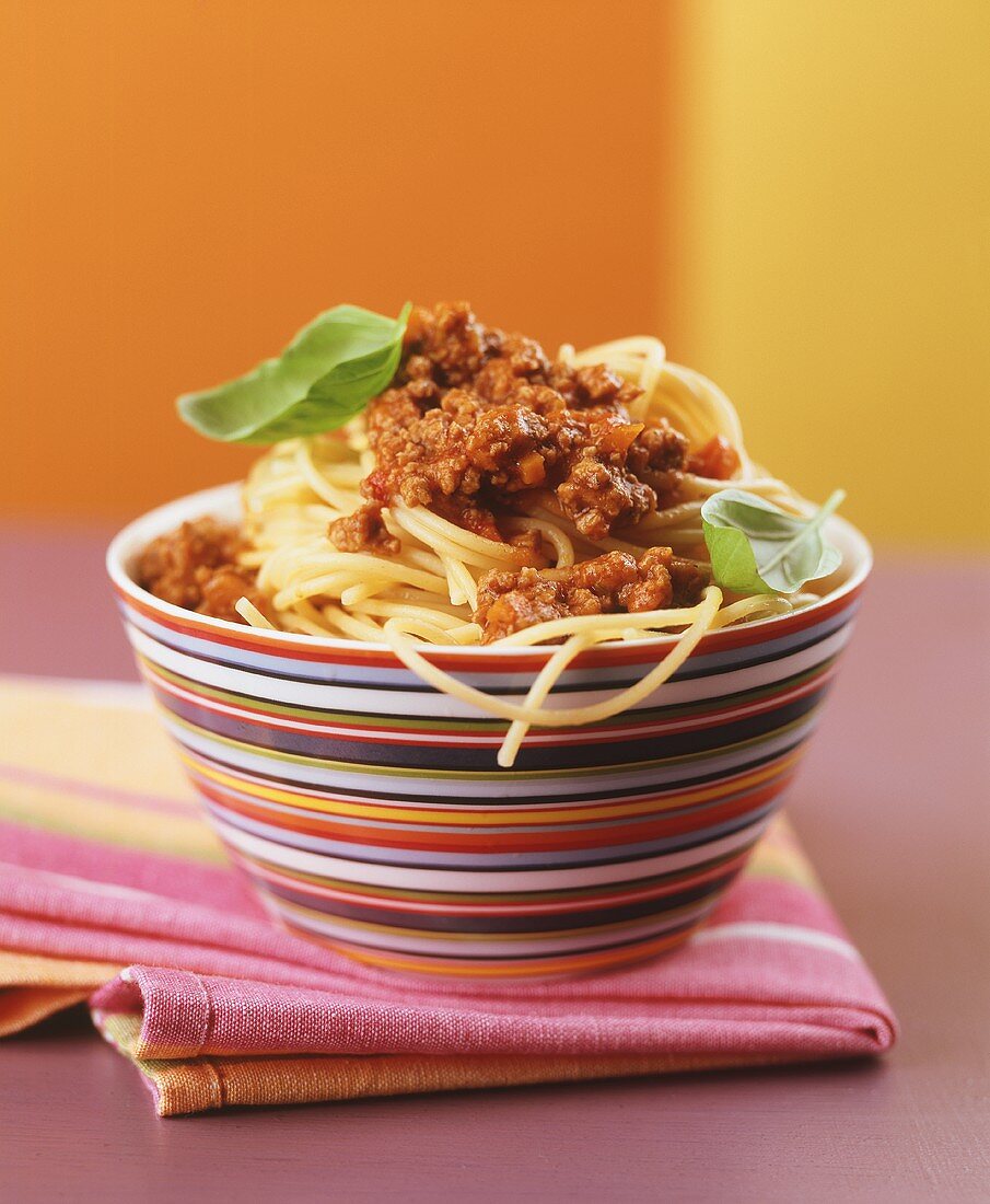 Spaghetti in einer gestreiften Schale