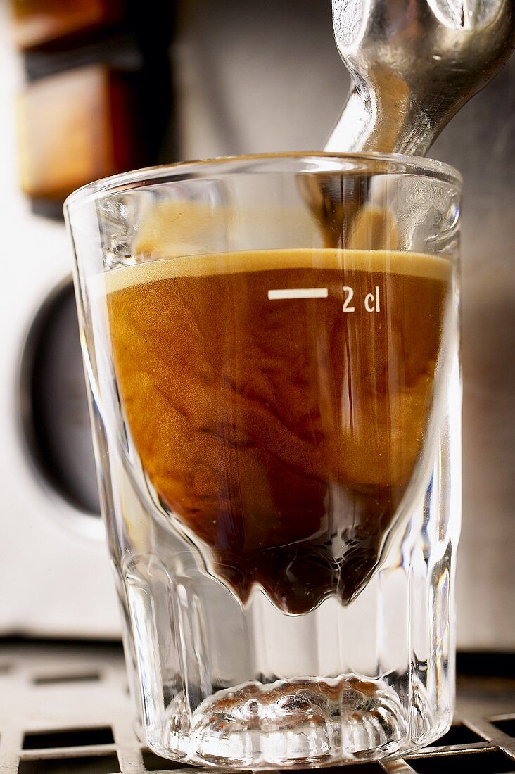 Espresso läuft in ein Espressoglas