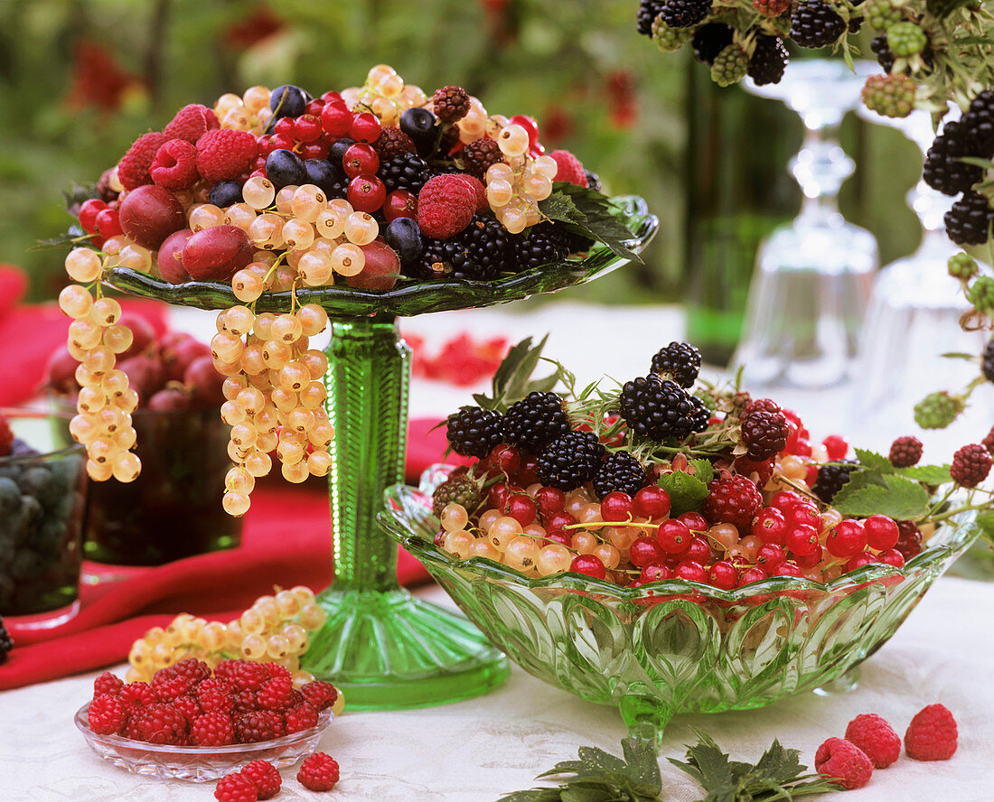 Mix aus verschiedenen Beeren in grünen Schalen