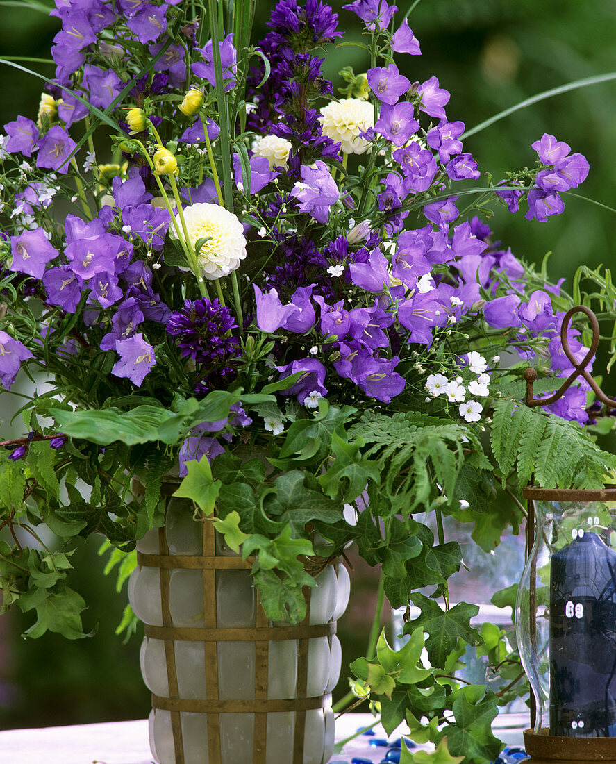 Strauss mit Glockenblume, Farnblätter und Efeu