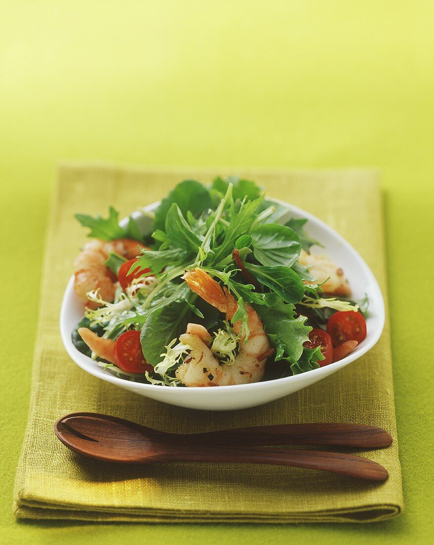 Mixed salad leaves with scampi