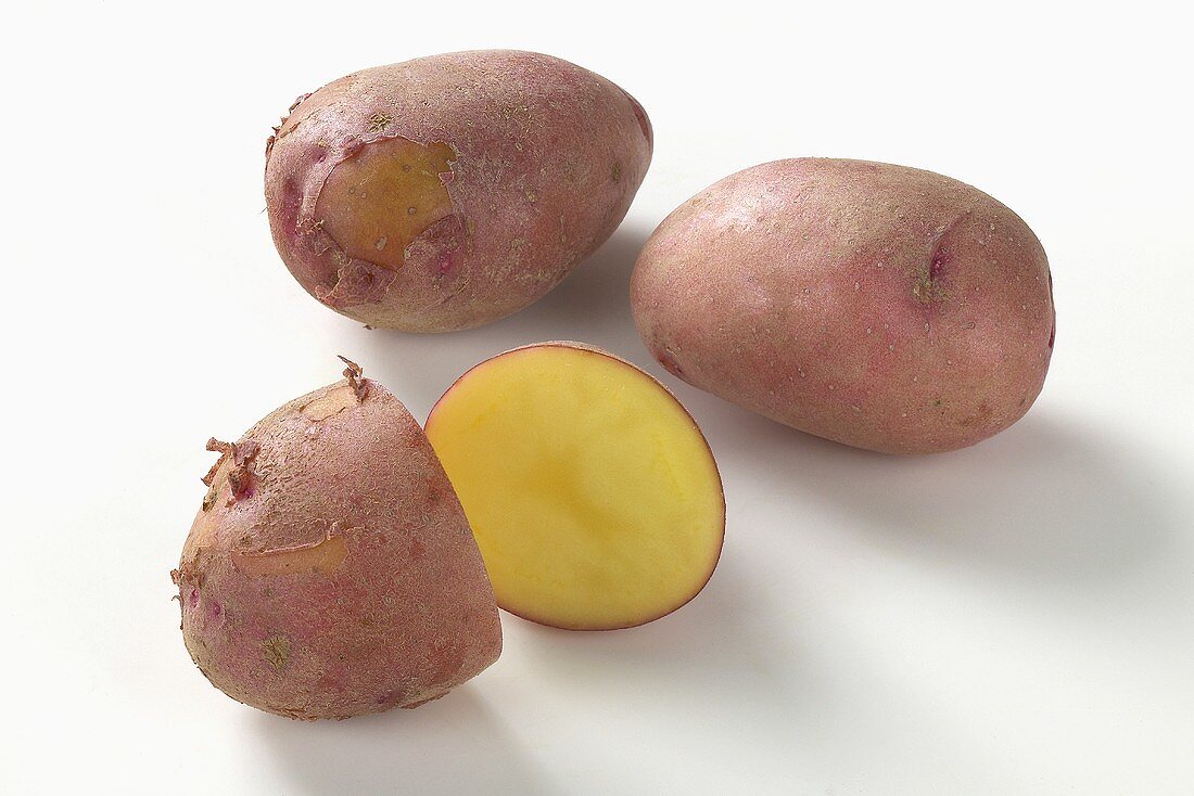 Zwei halbe und zwei ganze Kartoffeln der Sorte 'Rosara'