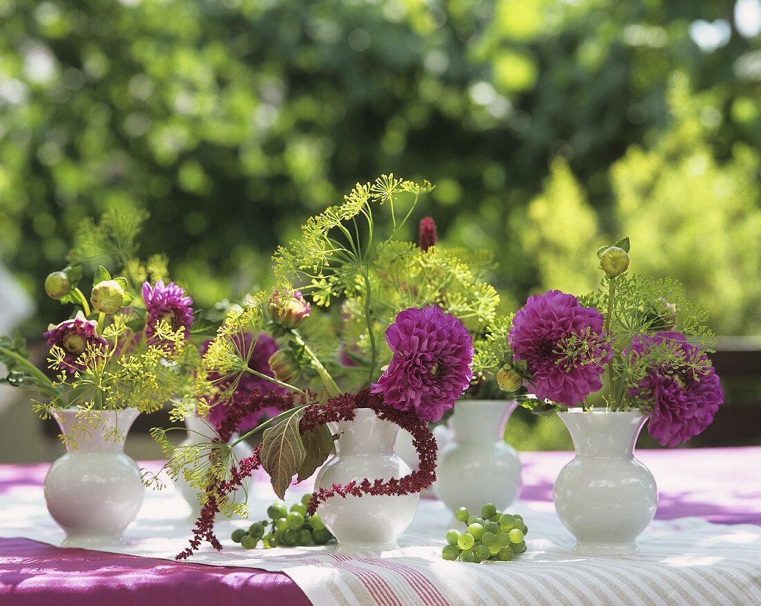 Fünf Vasen gefüllt mit Dahlien, Dill und Gartenfuchsschwanz