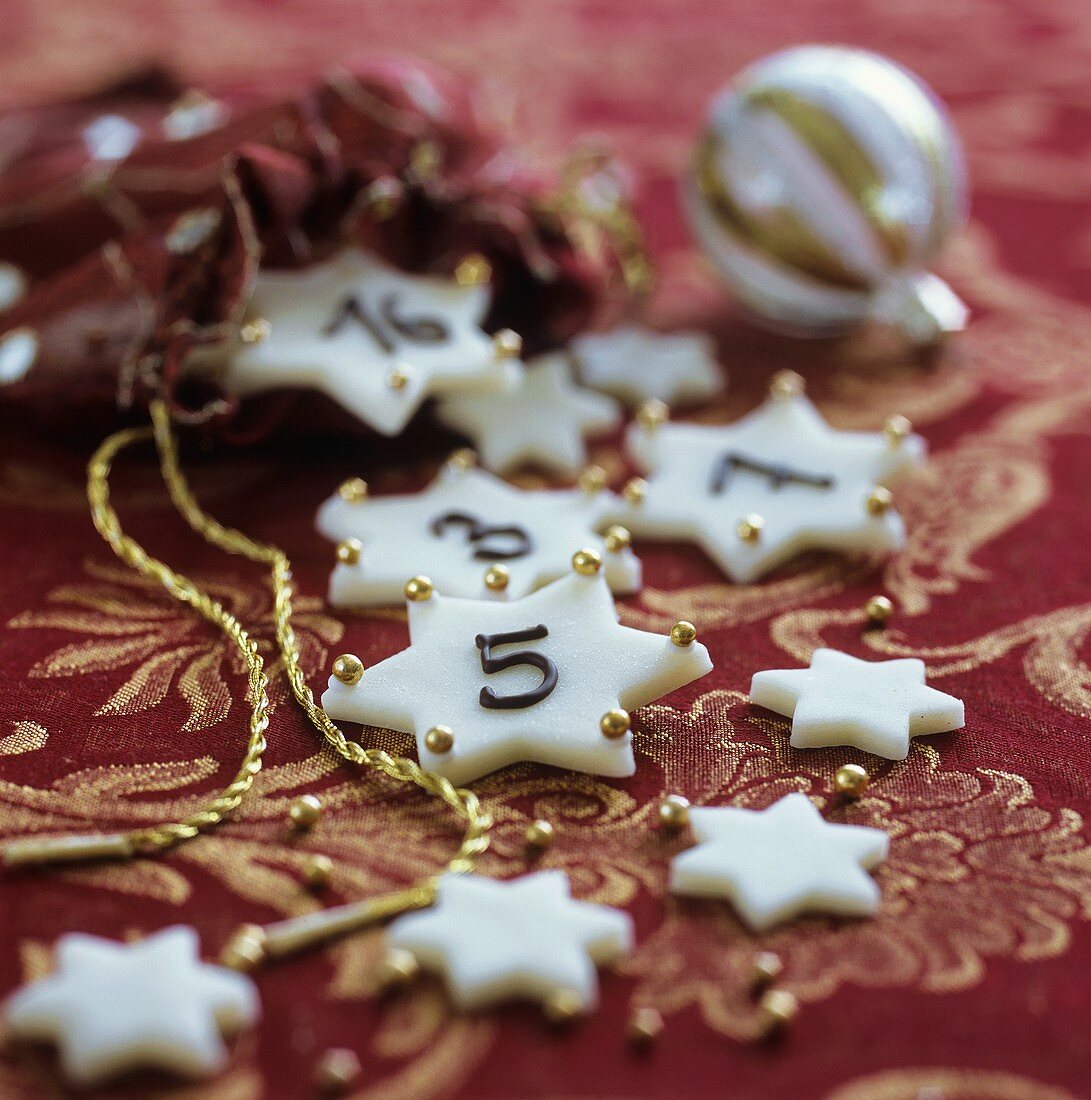 weiße Fondantsterne für einen Adventskalender