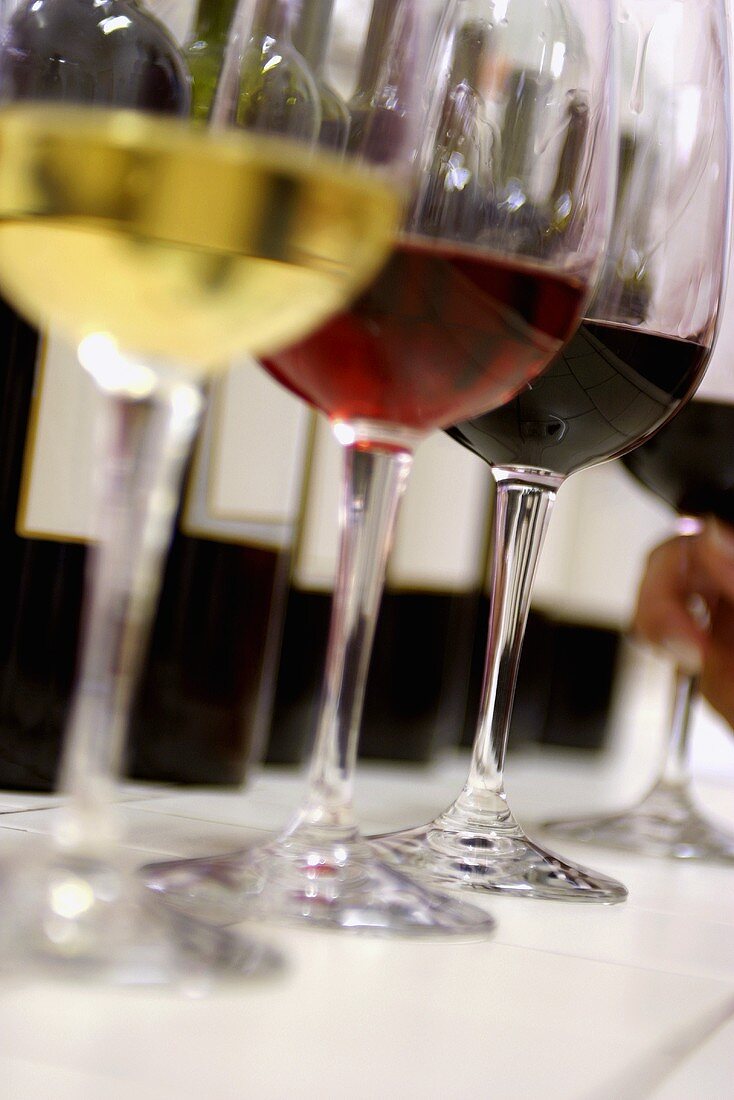 Weißwein, Rosé und Rotwein in einer Reihe