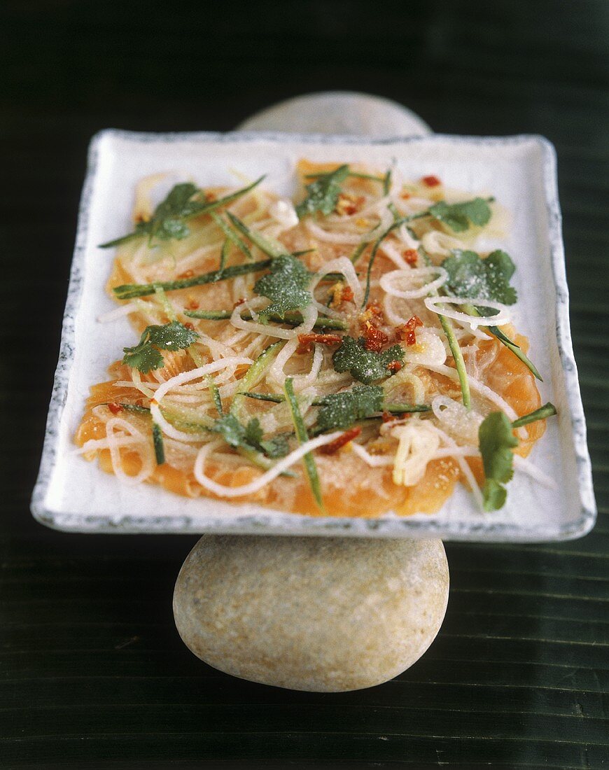 Marinierter Lachs mit Gurke und Koriander (Vietnam)