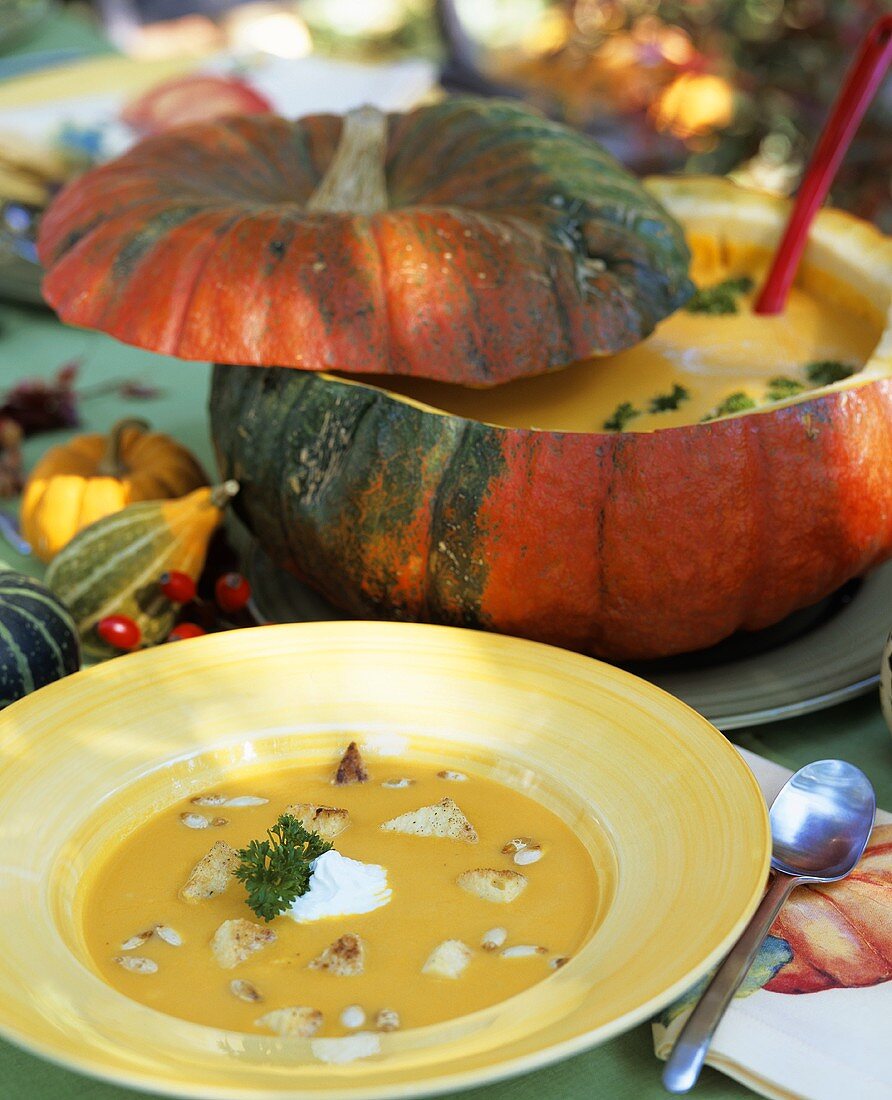 Kürbissuppe aus einem ausgehöhlten Kürbis