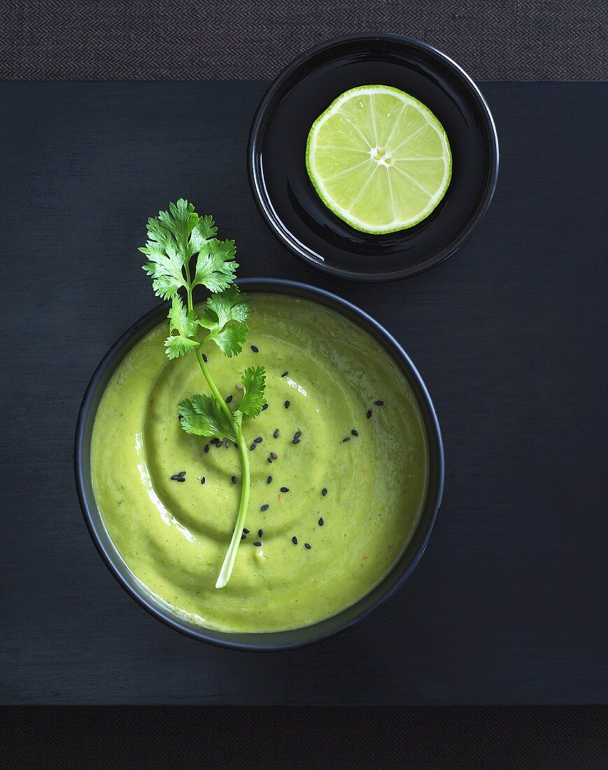 Erbsensuppe mit Koriander und schwarzem Sesam