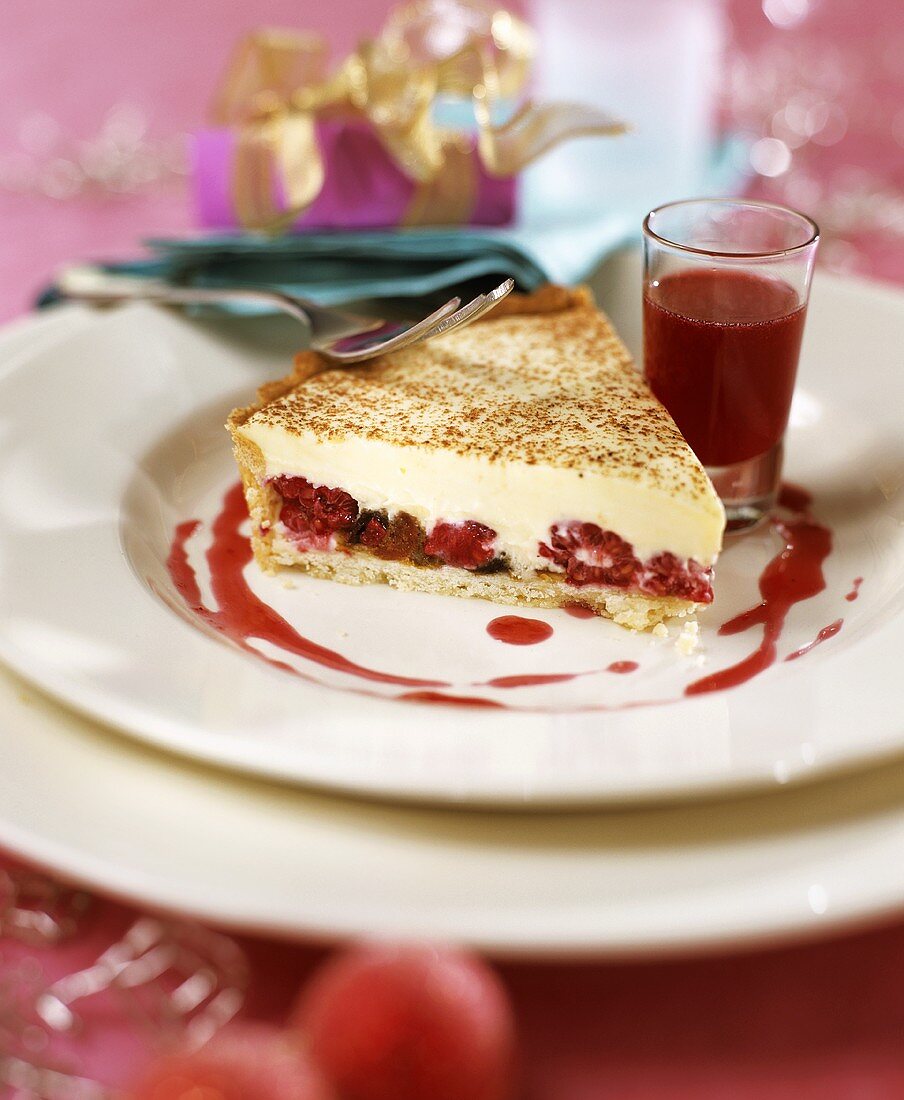 Himbeer-Käsekuchen mit einem Glas Himbeer-Limes