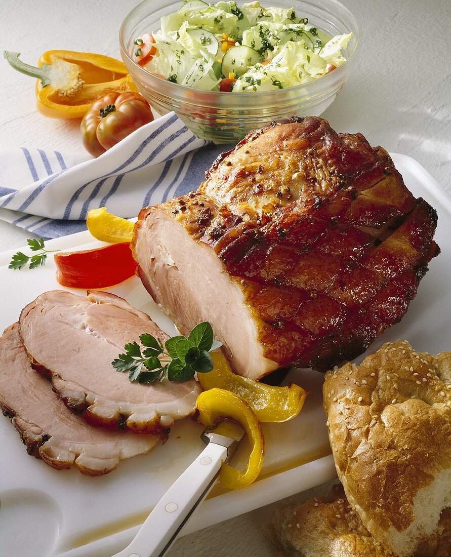 Glasierter Schinken mit Salat und Fladenbrot