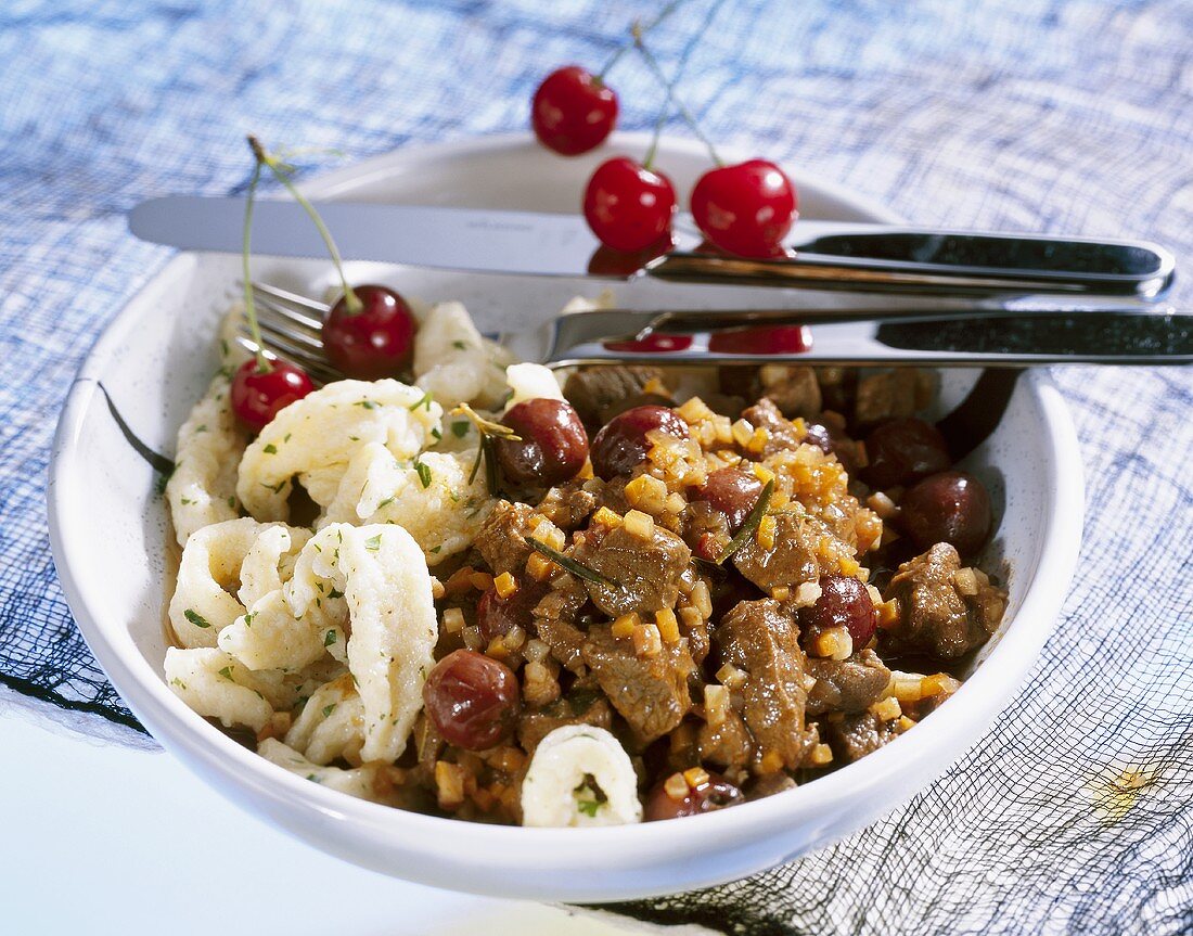 Rehragout mit Sauerkirschen und Pizokel (Schweiz)