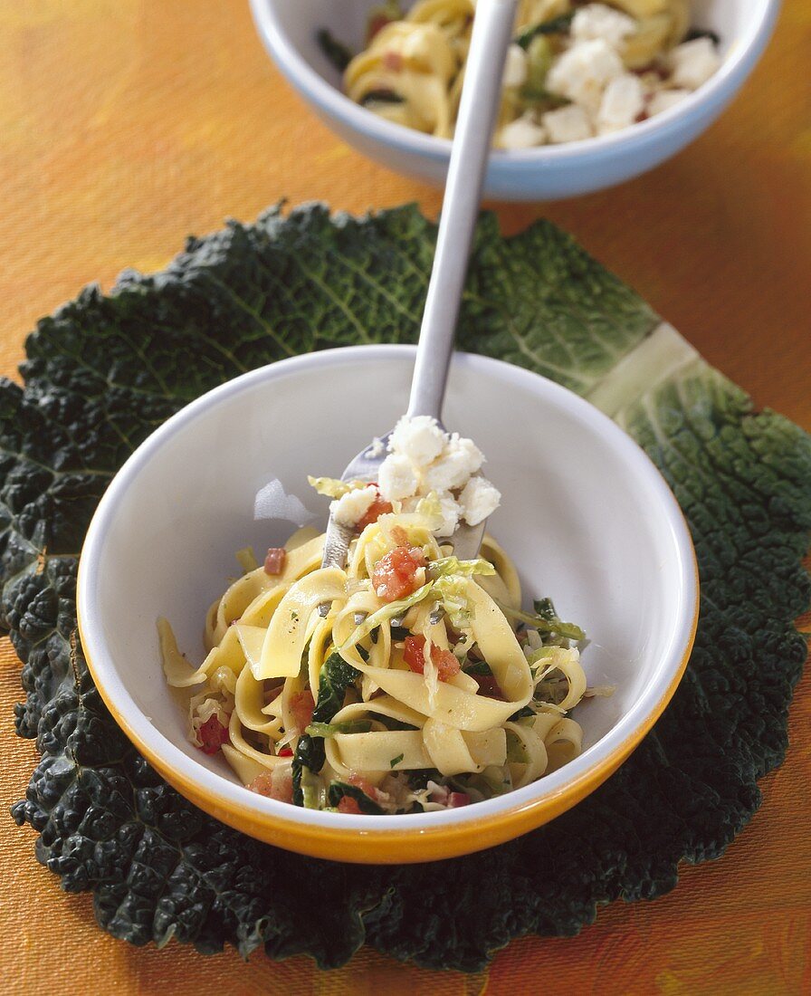 Tagliatelle mit Wirsing und Mozzarella