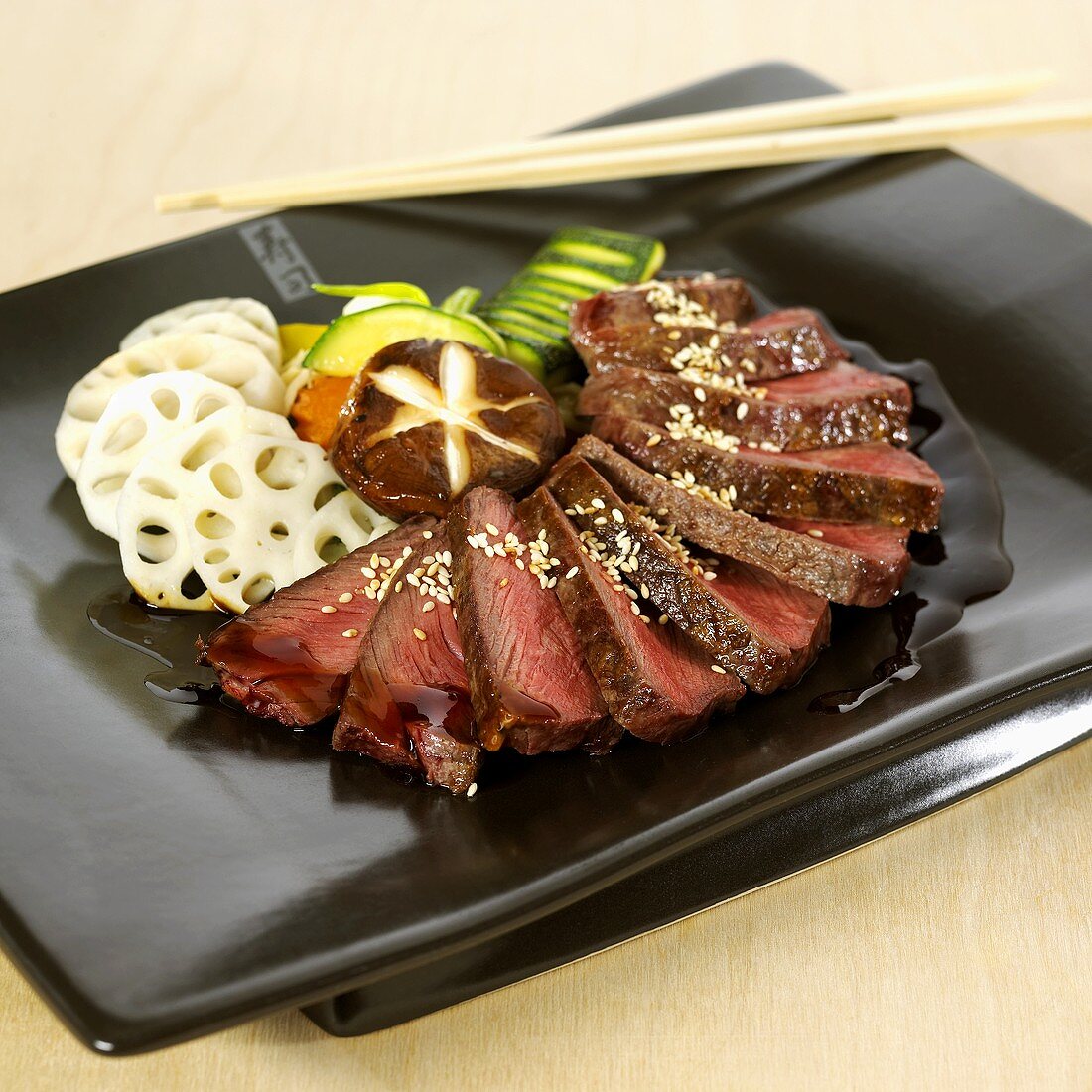 Teriyakisteak mit gebratenem Gemüse und Pilzen (Japan)