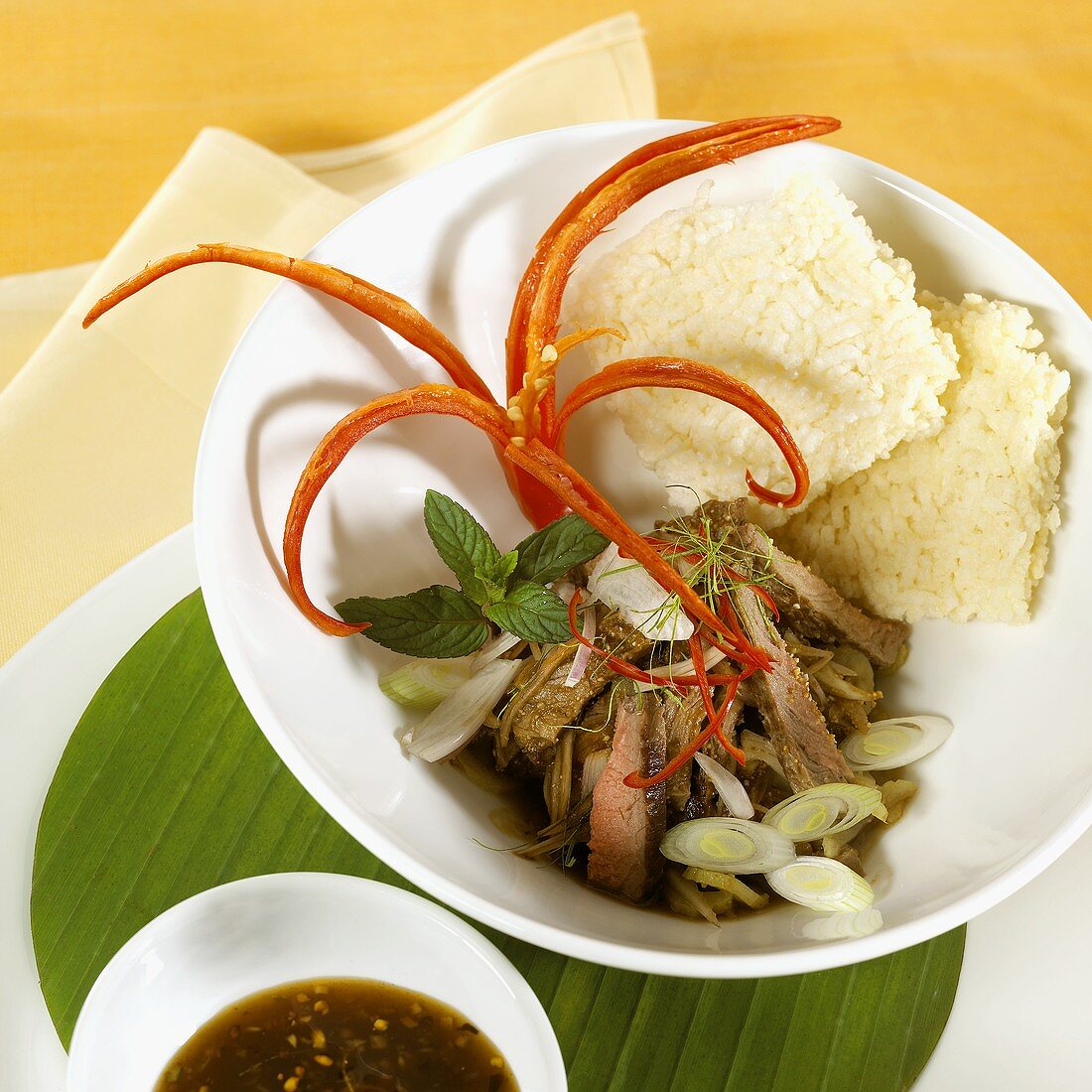 Nua Nam Dok (Rindersalat mit Reis, Thailand)