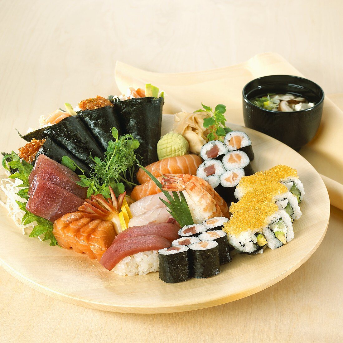 Viele verschiedene Sushi auf einem Teller