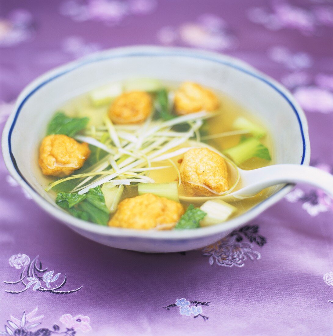 Suppe mit fritierten Fischbällchen