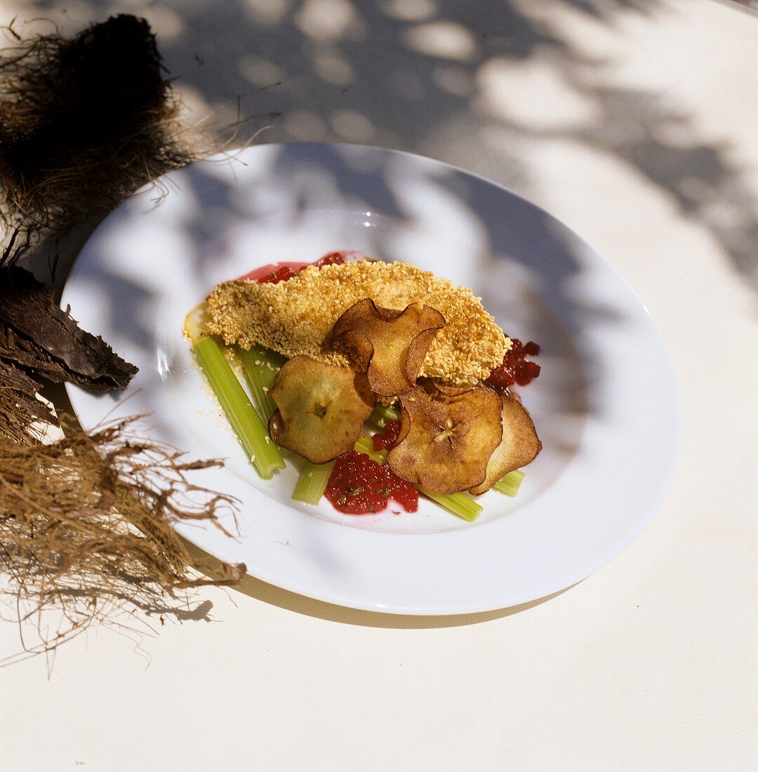 Seewolf in Sesamkruste mit Granatapfelsauce und Apfelchips