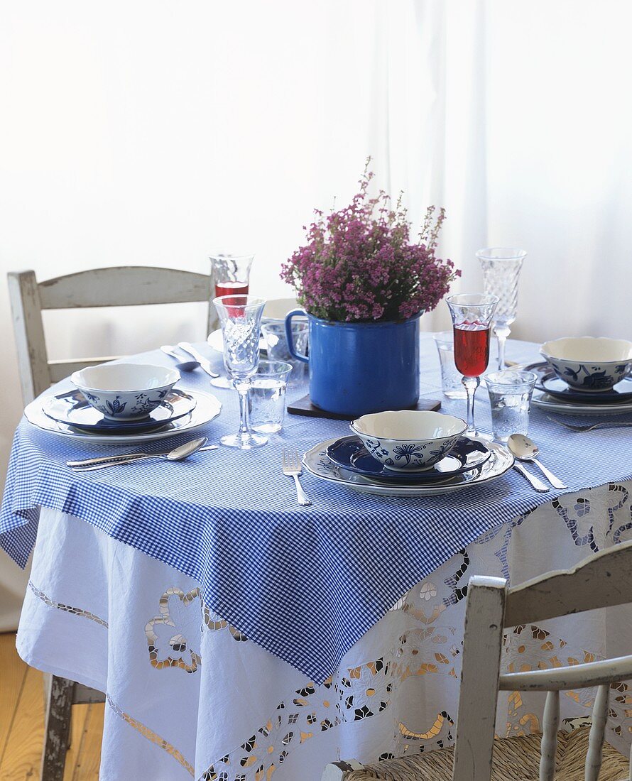 Gedeckter Tisch mit Heidekraut dekoriert