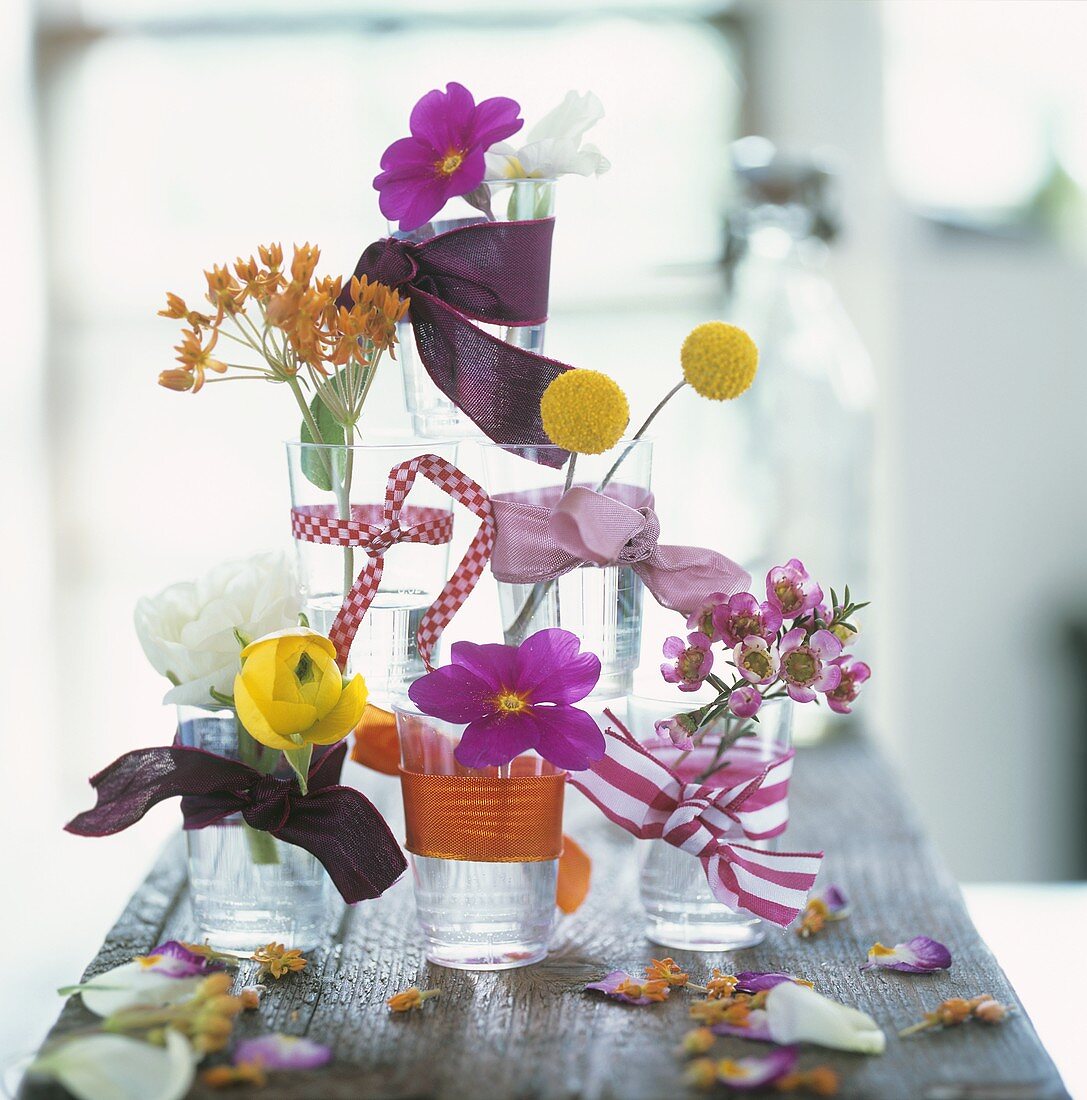 A pyramid of glasses and flowers