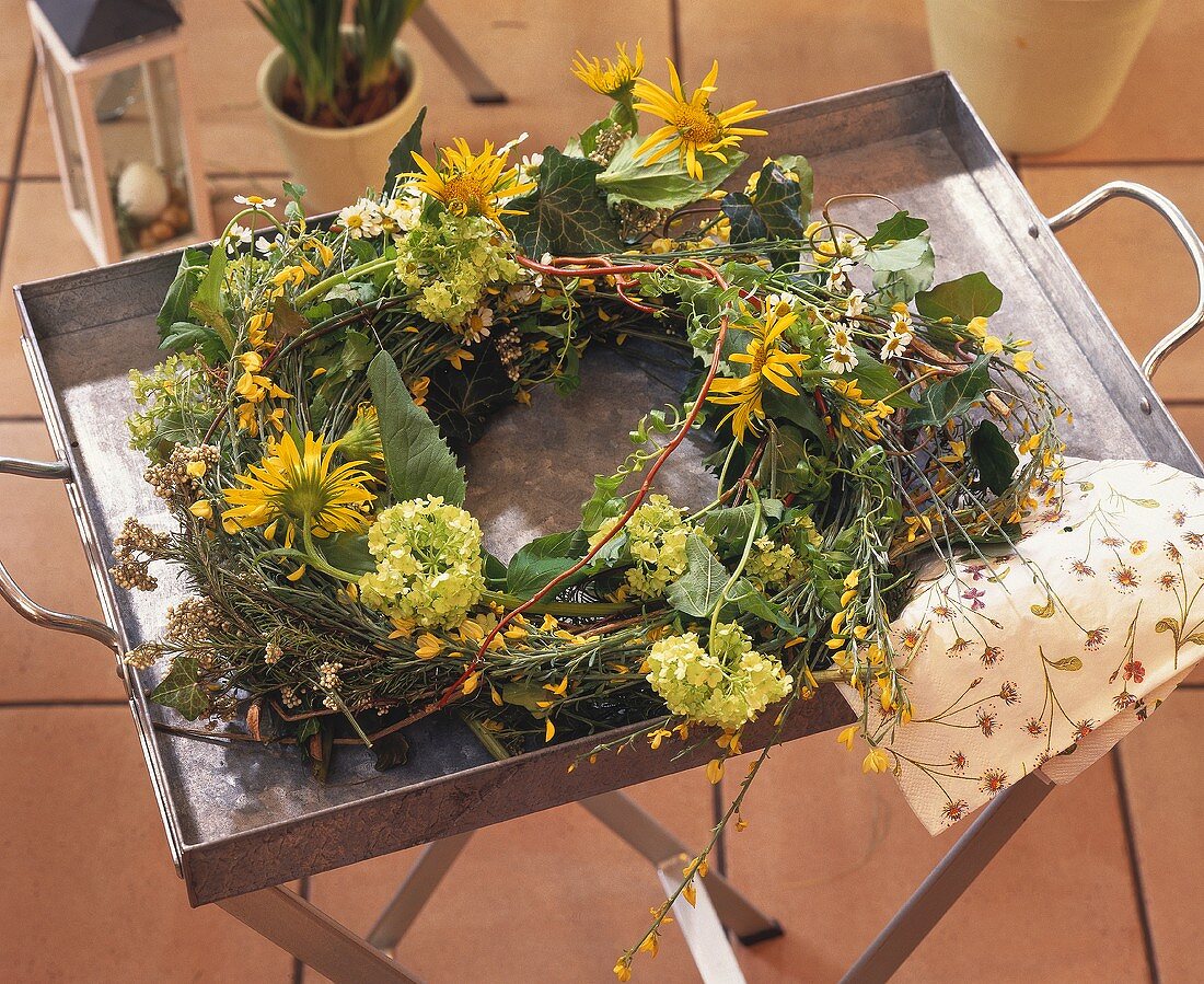 Tablett mit Blumenkranz aus Efeu, Hortensien, Gemswurz