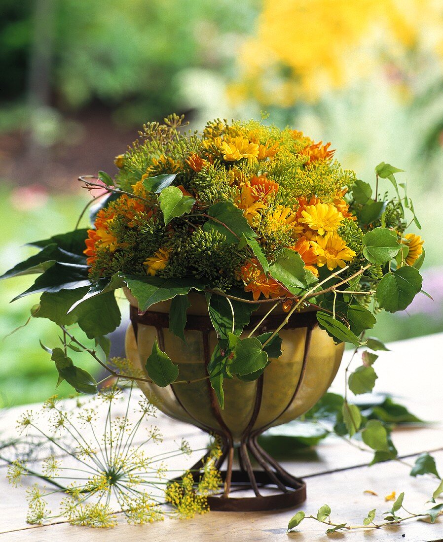 Sommerblumenstrauss mit Ringelblumen, Weinranken, Dillblüten