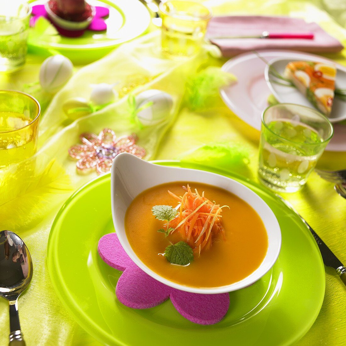 Karotten-Zitronen-Suppe auf österlich gedecktem Tisch