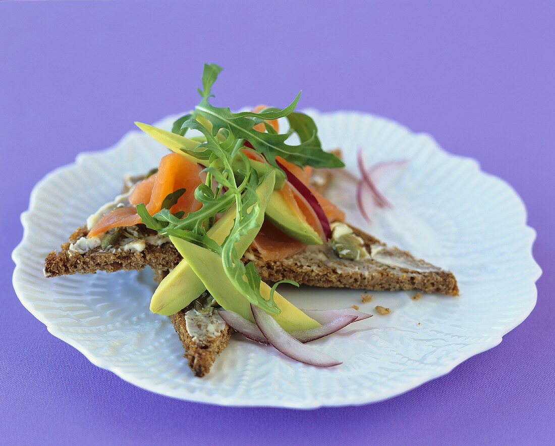 Avocado, Rucola & geräucherter Lachs auf Vollkornbrotscheiben