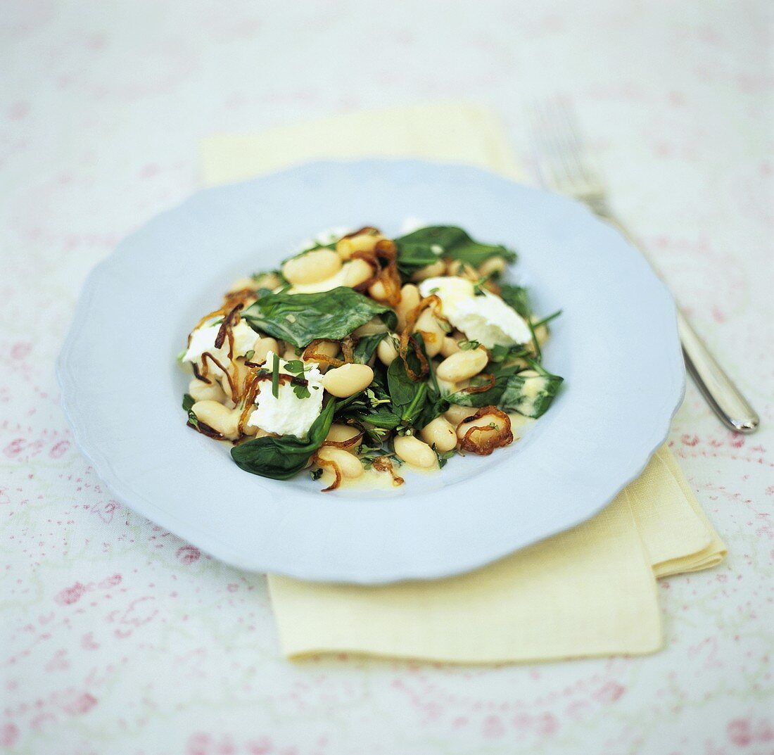 Bean and spinach salad with sheep's cheese