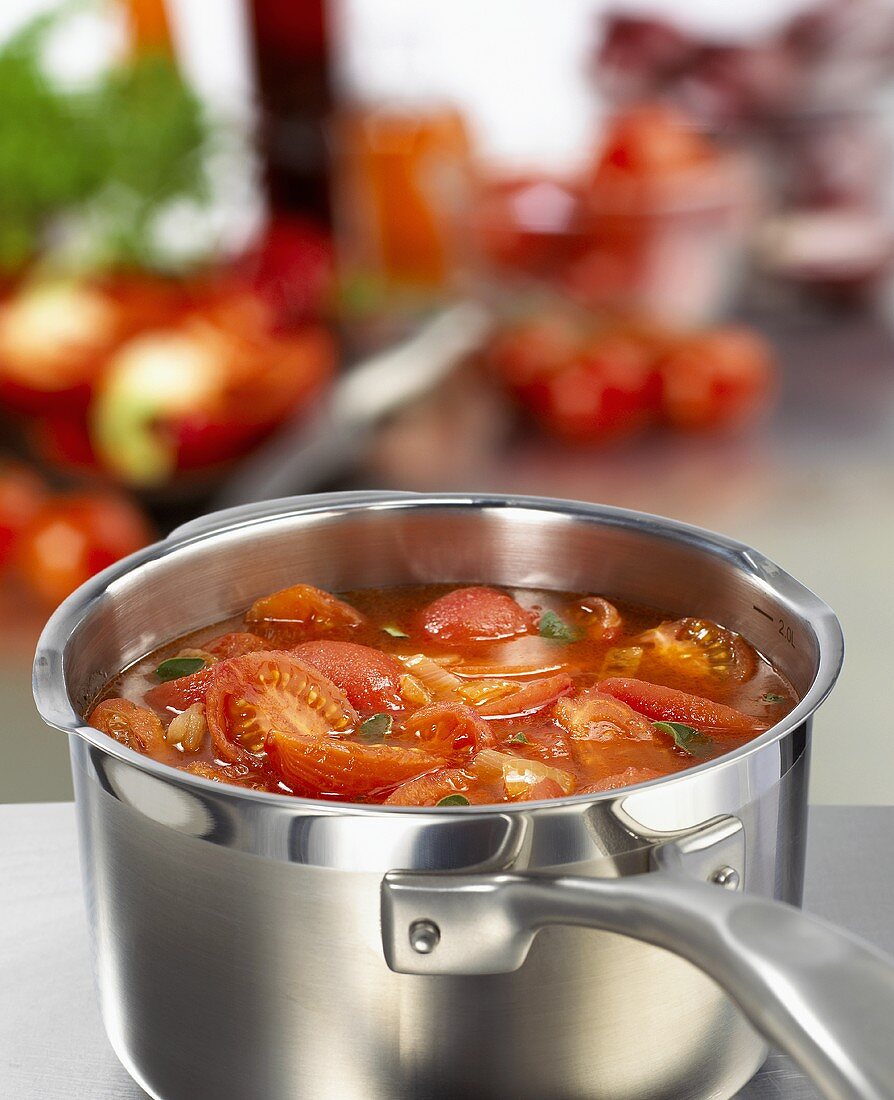 Frische, geschnittene Tomaten werden als Suppe zubereitet