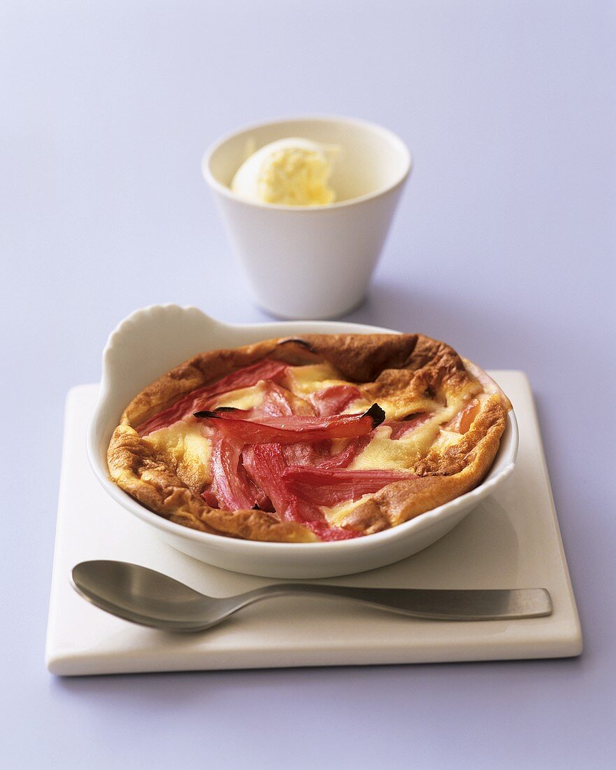 Rhabarber-Clafouti mit Clotted Cream