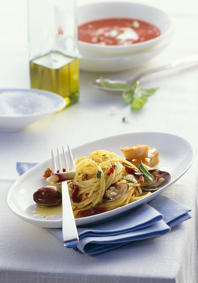 Spaghetti mit Petersfisch und Muscheln