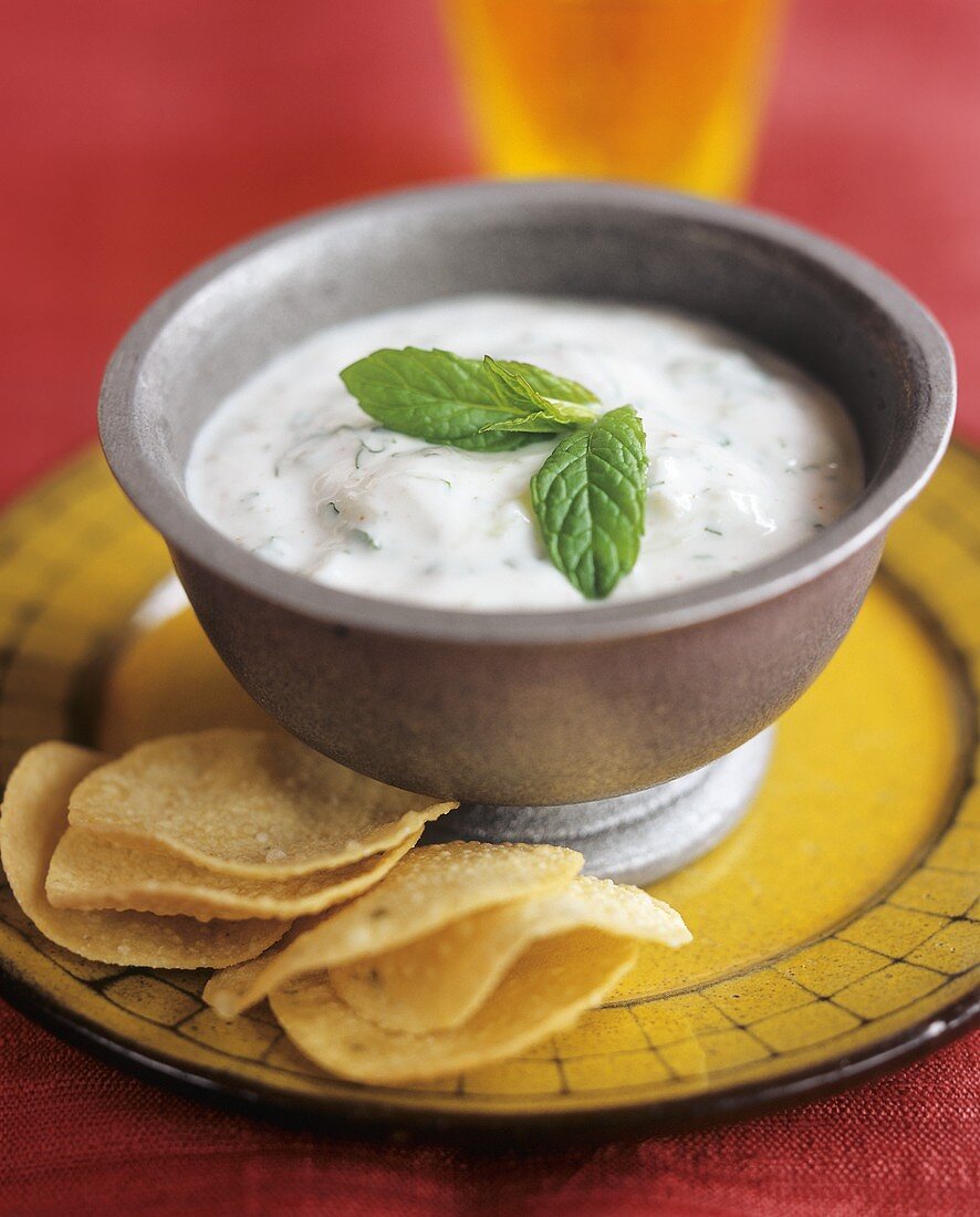 Raita (Gurkensalat mit Joghurt und Minze, Indien)