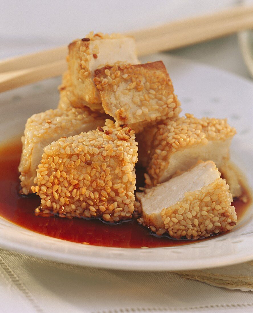 Ausgebackene Tofuwürfel mit Sesamsamen in Sojasauce
