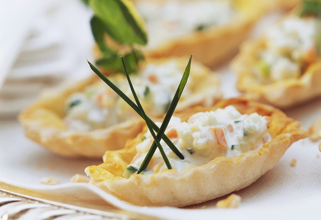 Pastry boats filled with vegetable mayonnaise