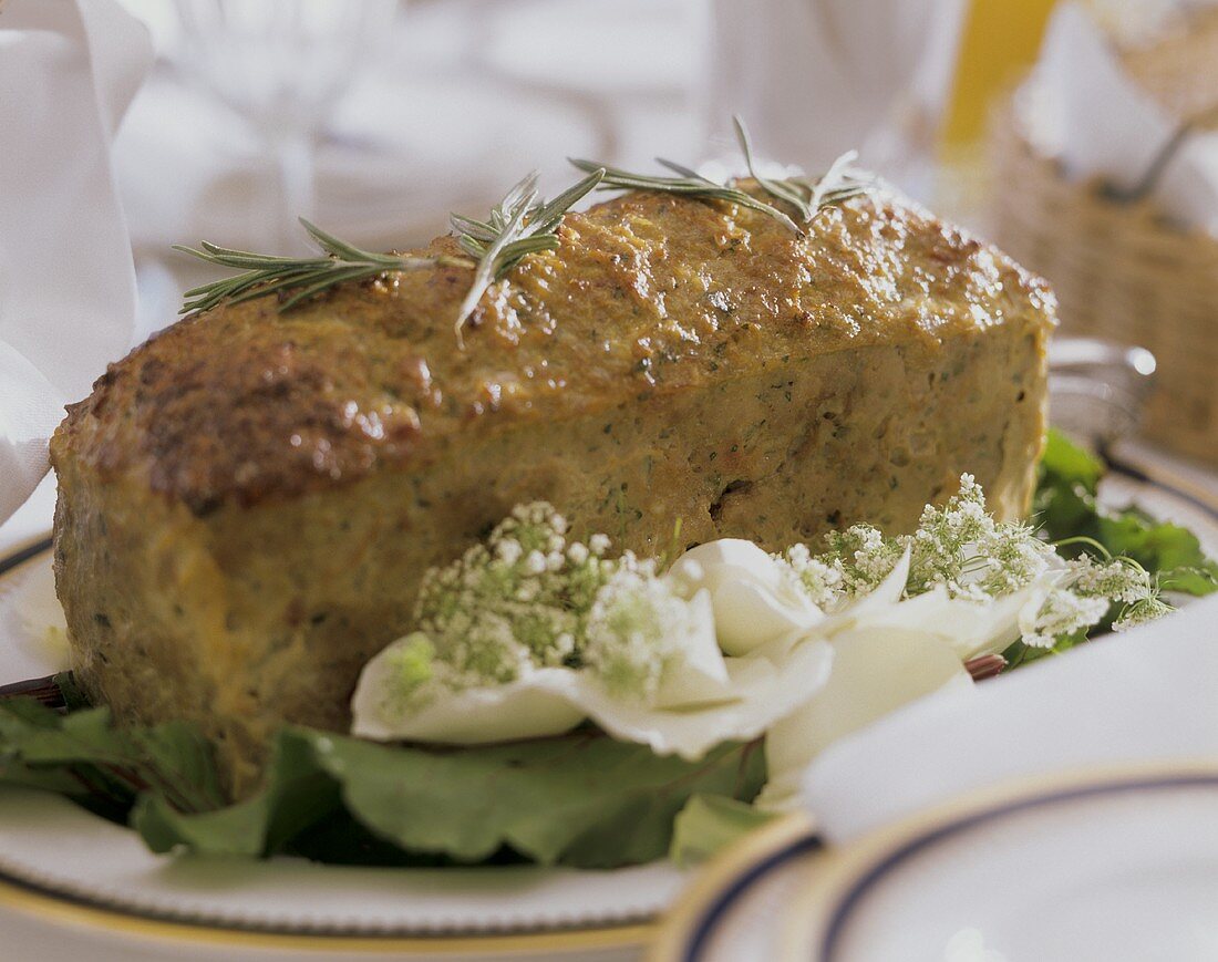 Kalbsterrine mit Kräuterzweigen & weissen Blütenblättern