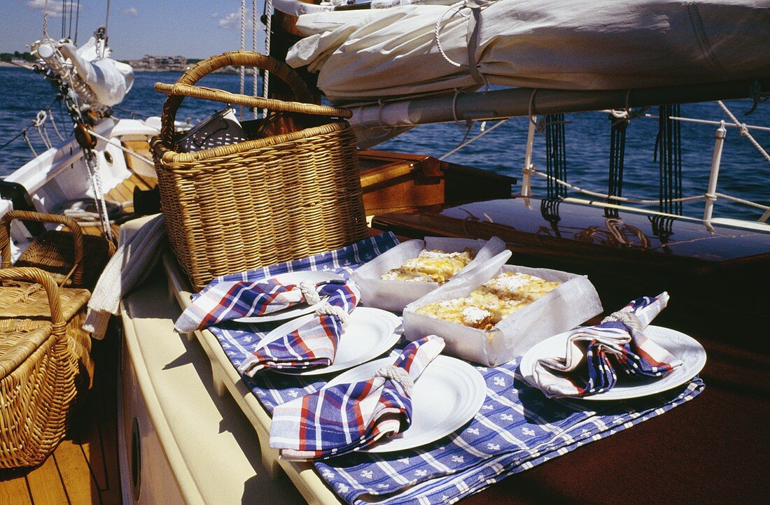 Picknick auf einem Segelboot am Meer
